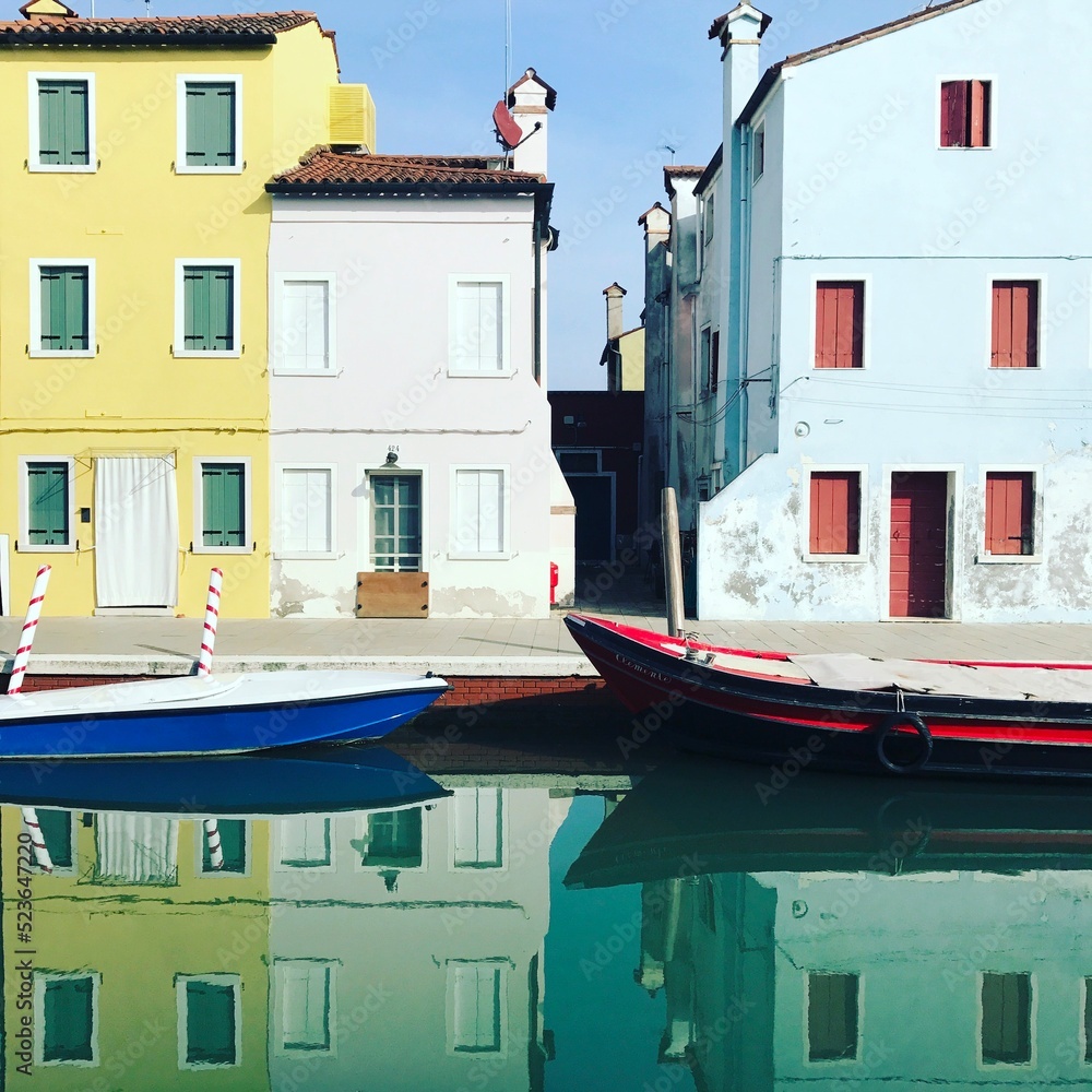 Colorful building with boats in Venise Colorful building with boats in Venise