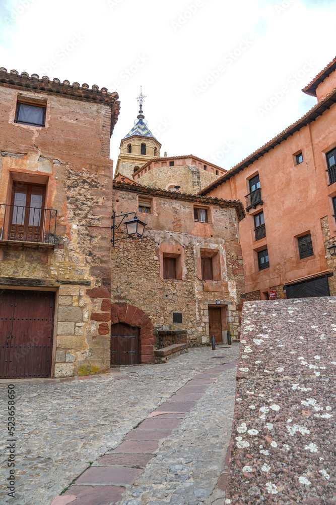 Angostas y medievales calles empinadas de Albarracín