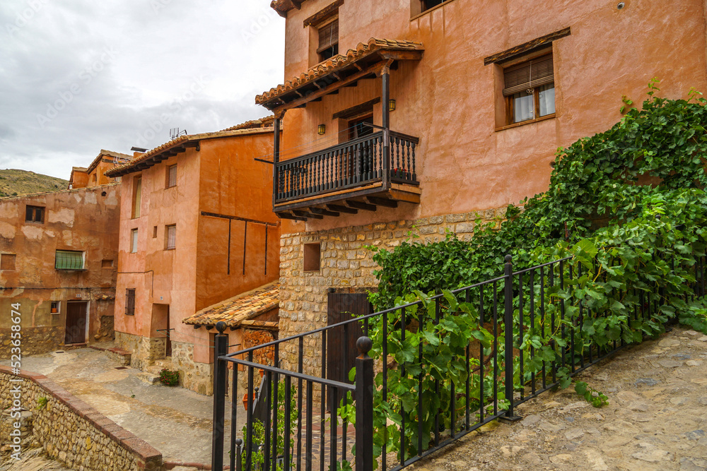 Albarracín y sus angostas y medievales casas y calles de color terracota Albarracín y sus angostas y medievales casas y calles de color terracota