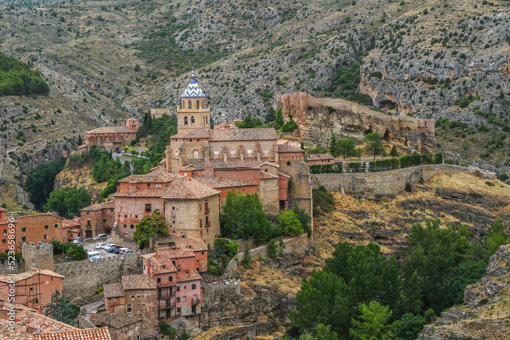 Catedral del Salvador de Albarracín vista panoramica sobre la ciudad