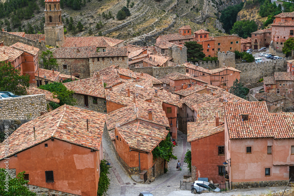 Cenital sobre los tejados de las casa de Albarracín junto a las murallas