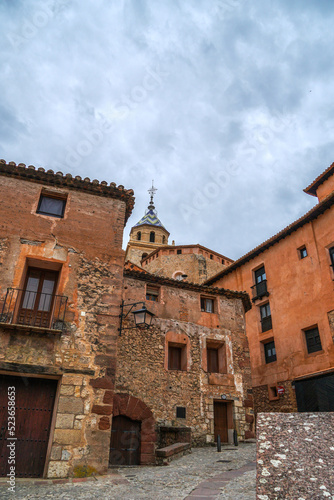 Albarracín y sus angostas y medievales casas y calles de color terracota