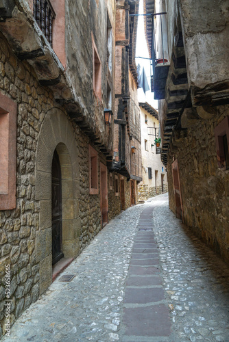 Albarrac  n y sus angostas y medievales casas y calles de color terracota