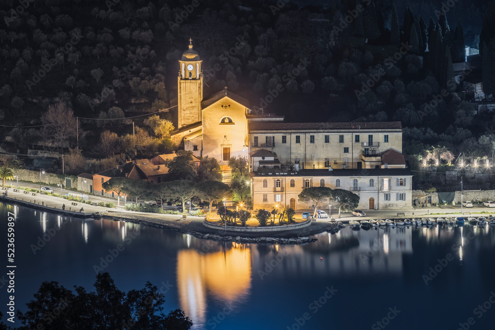 Vista notturna sulla chiesa Nostra Signora delle Grazie a Le Grazie, comune di Portovenere, provincia di La Spezia, Liguria, Italia, Europa