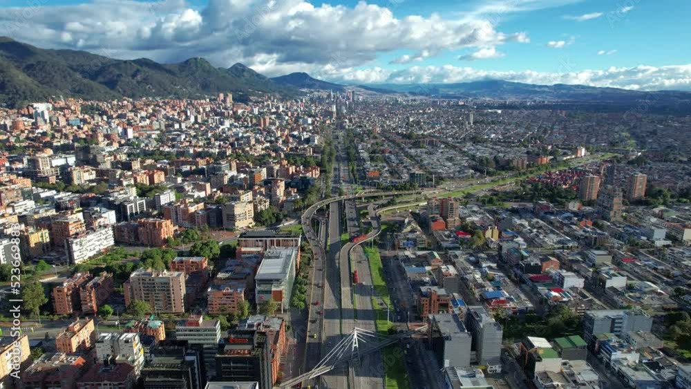 Autopista norte de Bogotá (Capital de Colombia ) a la altura de la av NQS y al fondo el centro internacional de la ciudad adornada por sus majestuosos cerros.