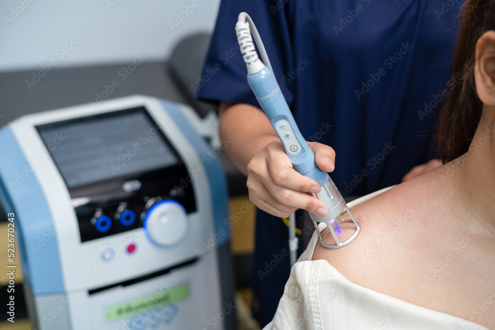 high power laser treatment for office syndrome patient foto de Stock