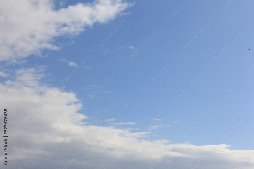 Fototapeta premium 雲が覆いつつある青空