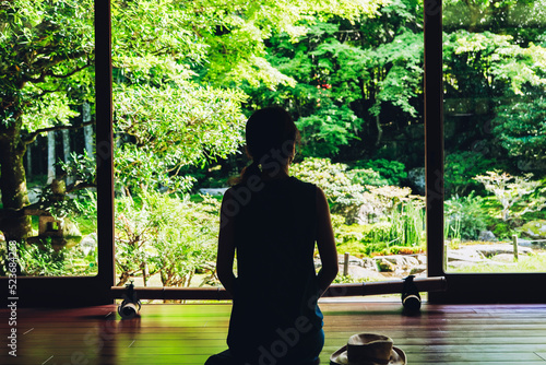 Fotografie 日本庭園を眺める女性のシルエット