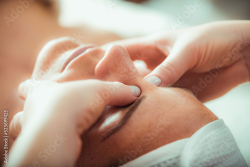Foto Face lifting massage, beautiful woman getting face lifting massage in a beauty salon
