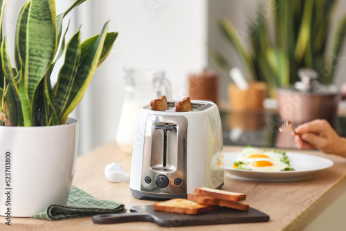 Foto Modern toaster on kitchen table