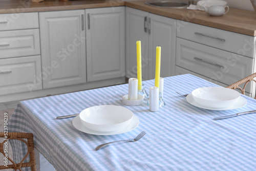 Simple table setting with c...