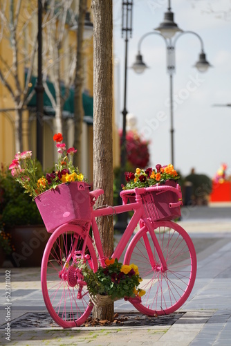 The views of the buildings and outlets outside the Spanish city of Madrid are decorated with colorful flowers and bicycles.