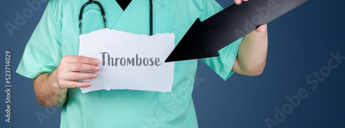 Thrombose. Arzt hält Zettel und zeigt mit Pfeil auf medizinischen Begriff. photo