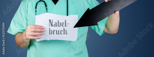 Nabelbruch (Nabelhernie). Arzt hält Zettel und zeigt mit Pfeil auf medizinischen Begriff. photo