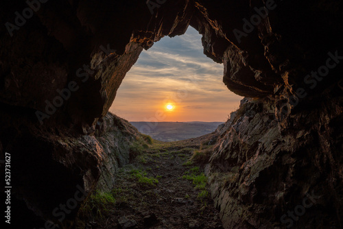 Foto Sunset on the last hiding place of king Caractacus, a cave on the hill fort of C