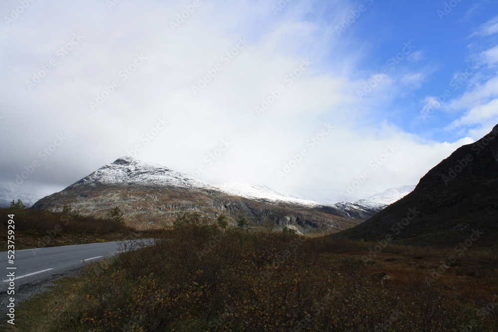 De turismo por las carreteras noruegas, entre cascadas y fiordos.