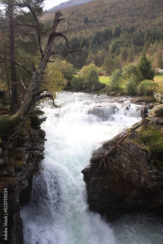 De turismo por las carreteras noruegas  entre cascadas y fiordos.