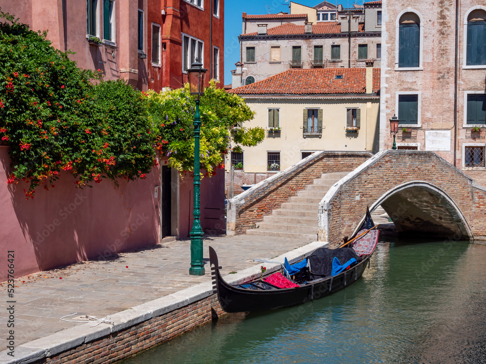 Gondel in einer Gasse in Venedig
