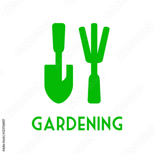 Herramientas de jardín. Conjunto de herramientas agrícolas para el jardín y la huerta: rastrillo y pala. Logotipo con texto Gardening en color verde