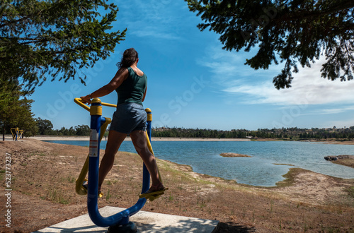 Mulher a praticar exercício físico junto à barragem do Peneireiro em Vila Flor, Portugal photo