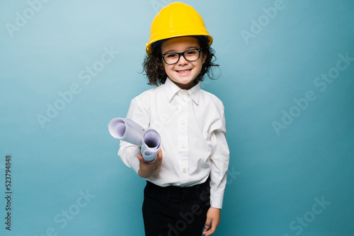 Фотография Smiling elementary boy aspiring engineer