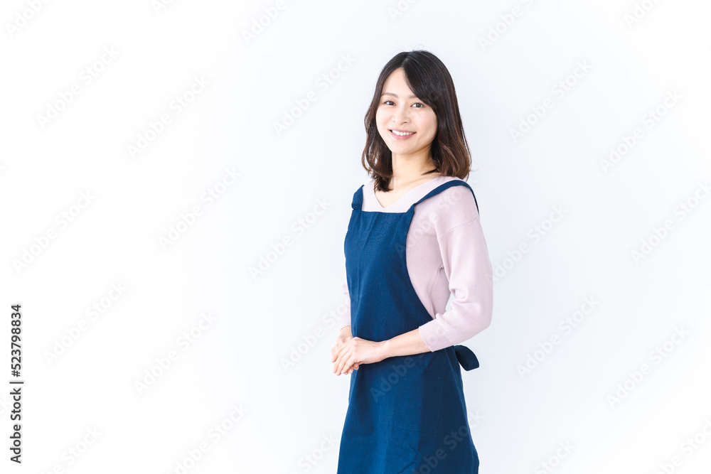 エプロンを着た笑顔の主婦
