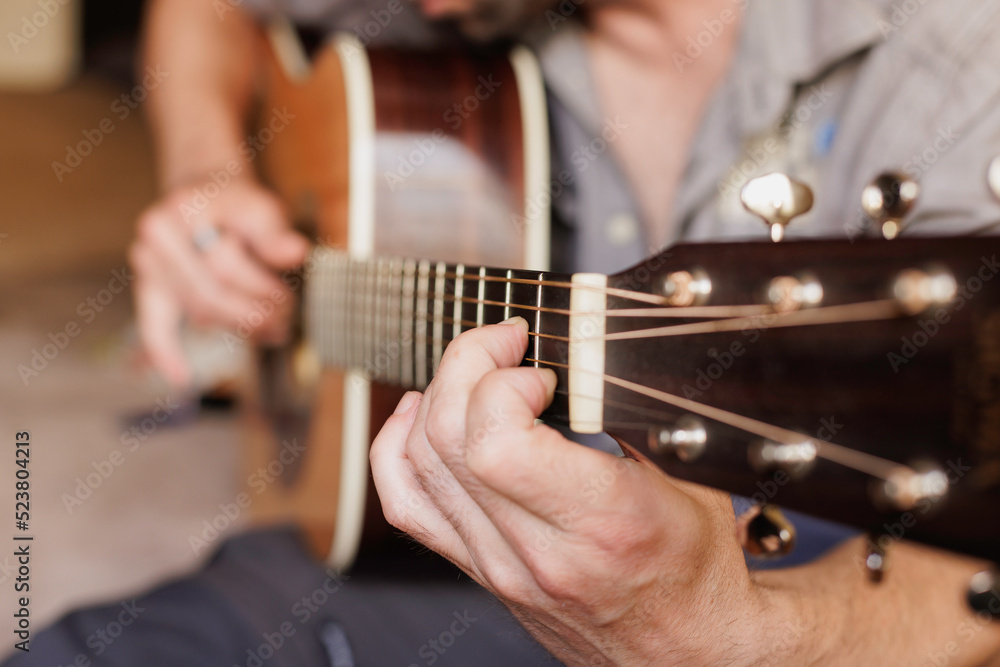 Fototapeta premium Tocando la guitarra acústica