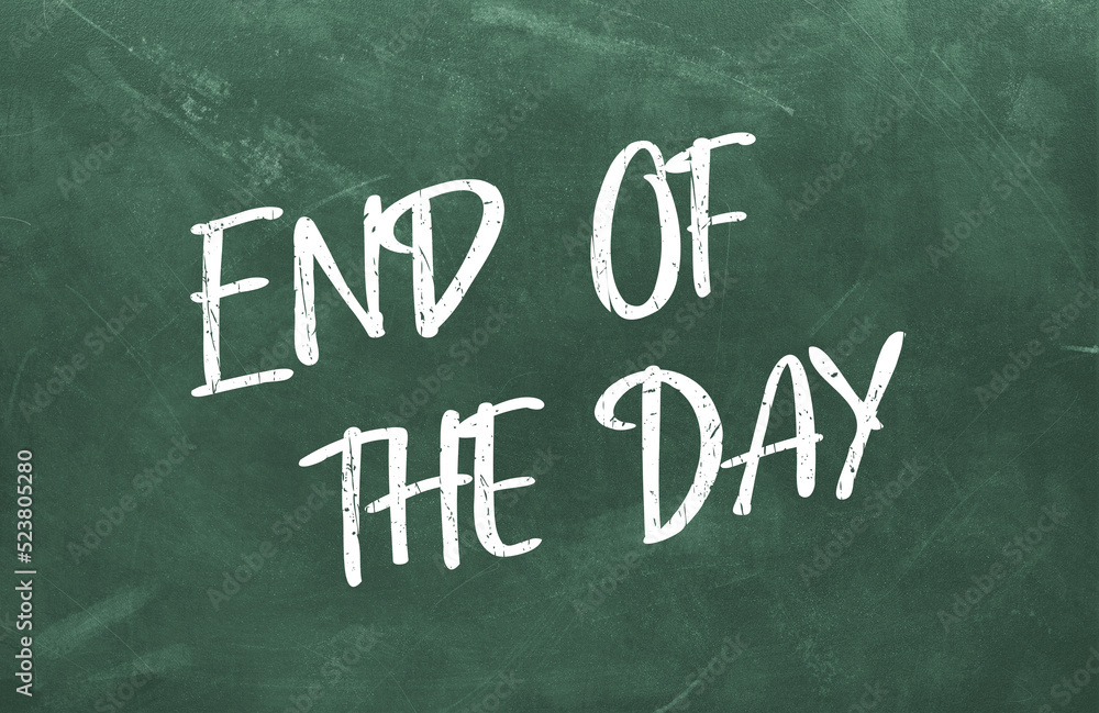 Obraz premium End Of the Day text on blackboard