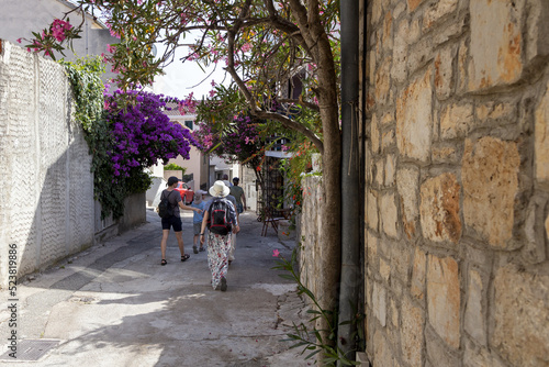 Familie macht einen Spaziergang in der Altstadt von Primosten in Kroatien