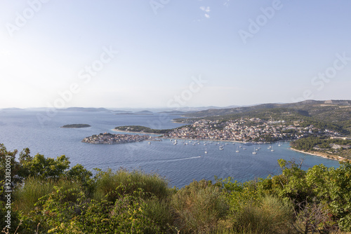 Hafen und Dorf auf einer Insel im Mittelmeer