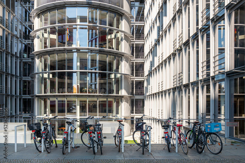 Fahrräder parken vor den Büros am Paul-Löbe-Haus, Berlin, Deutschland