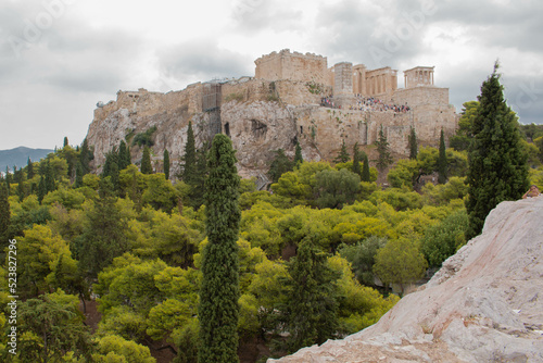 Panoramic view of the Acropolis with the green forest around it, in the city of Athens, Greece.  © Alberto