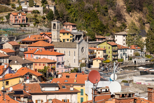 Tableau sur toile View on the Argegno village with the Holy Trinity Church, province of Como, Lomb