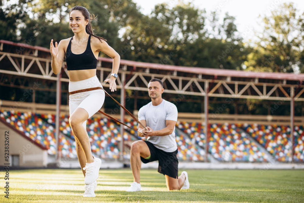 Obraz premium Couple exercising using elastic rope