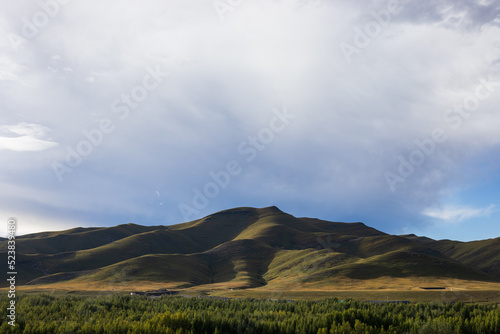 Grassland hill in western Sichuan on Tibetan Plateau © okonato