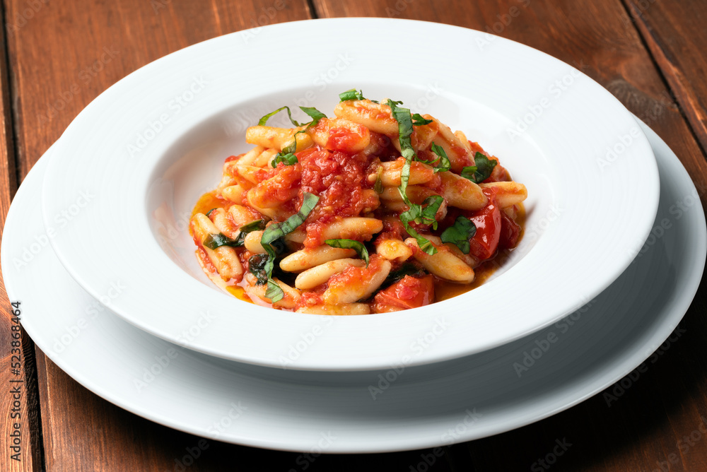 Deliziosi cavatelli con salsa di pomodoro, cibo italiano Deliziosi cavatelli con salsa di pomodoro, cibo italiano