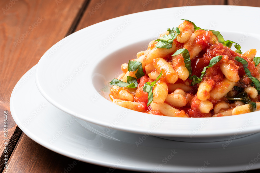 Deliziosi cavatelli con salsa di pomodoro, cibo italiano Deliziosi cavatelli con salsa di pomodoro, cibo italiano