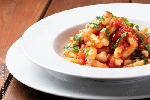 Deliziosi cavatelli con salsa di pomodoro, cibo italiano 