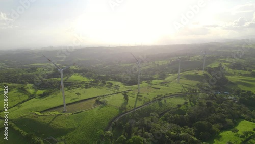 Toma aérea del parque eólico (eólicas) de Tilarán de Costa Rica en el atardecer de un día soleado photo