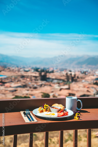 desayuno en ciudad y montañas 
