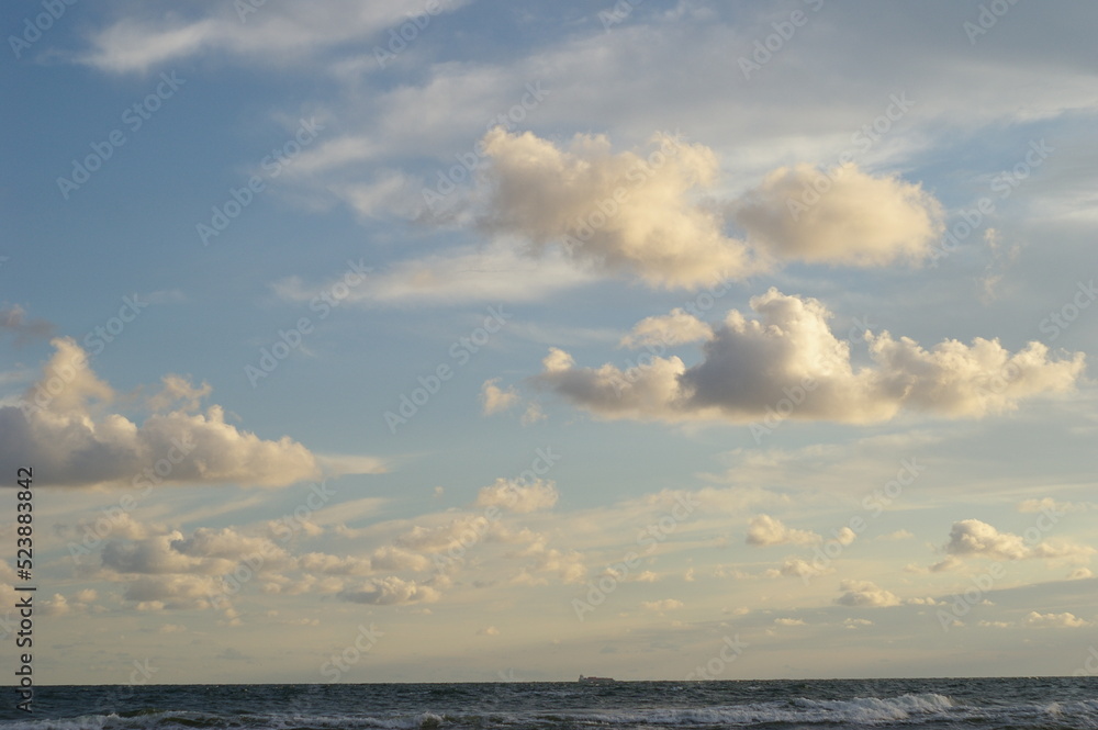 Chmury nad morzem o poranku