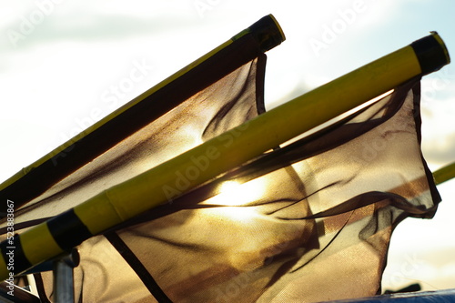 Czarne flagi rybackie na tle wschodzącego słońca