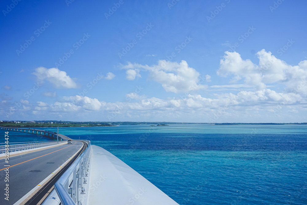Fototapeta premium 沖縄の離島 宮古島 日本の絶景、伊良部大橋から夏の海と空の風景