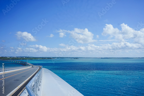 沖縄の離島 宮古島 日本の絶景、伊良部大橋から夏の海と空の風景 © mm