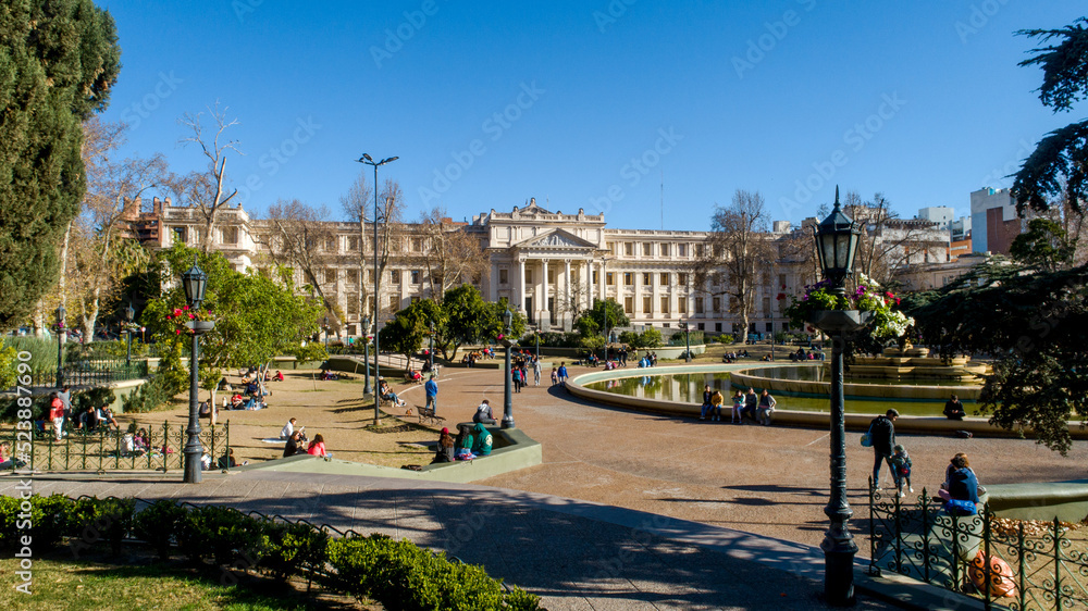 Palacio de Justicia Córdoba Argentina y la plaza con su fuente de agua. Rata Liendo Producciones