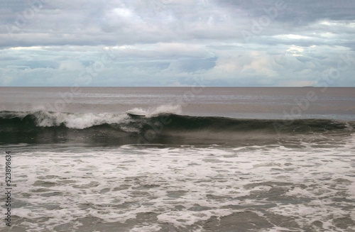 Canvas-taulu surfboard with no one on ocean wave