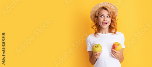 Cuadro en lienzo Summer girl hold apple