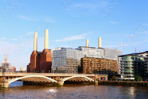 Fototapete Beautiful view of the Battersea Power Station and Grosvenor Bridge on the River