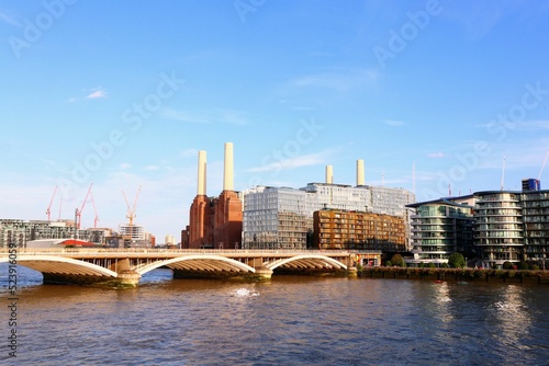 Fotografiet Beautiful view of the Battersea Power Station and Grosvenor Bridge on the River