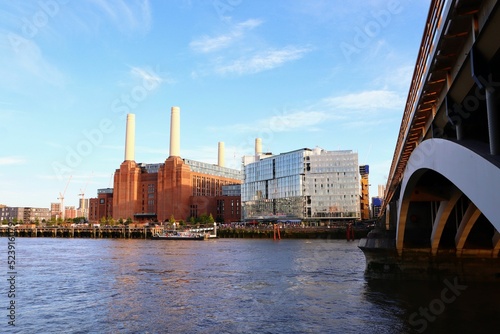 Fototapet Closeup shot of the Battersea Power Station in London with Grosvenor Bridge on t